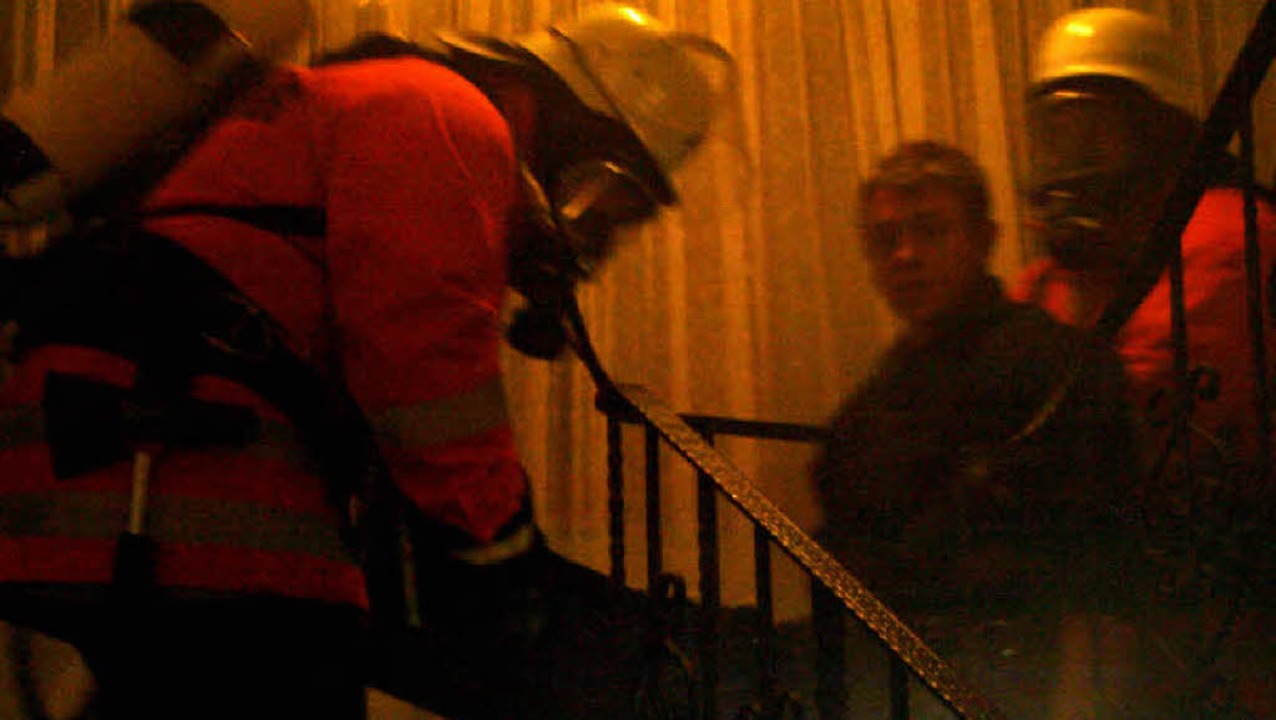 Personenrettung durch das verrauchte Treppenhaus  | Foto: Karin Stöckl-Steinebrunner