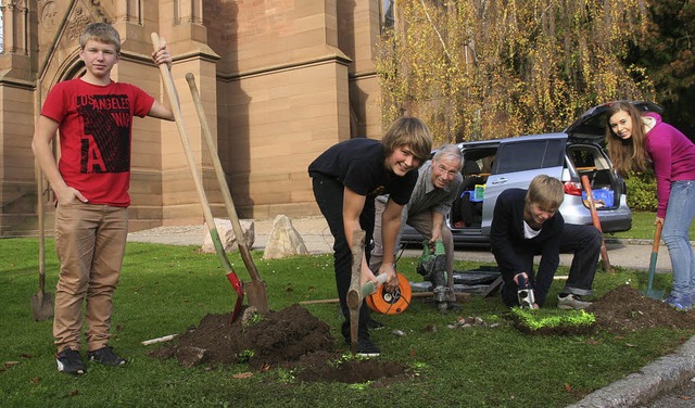 Freiwilligen Einsatz leisten Konfirman...ahe des Eingangs der Stadtkirche aus.   | Foto: Marlies Jung-Knoblich