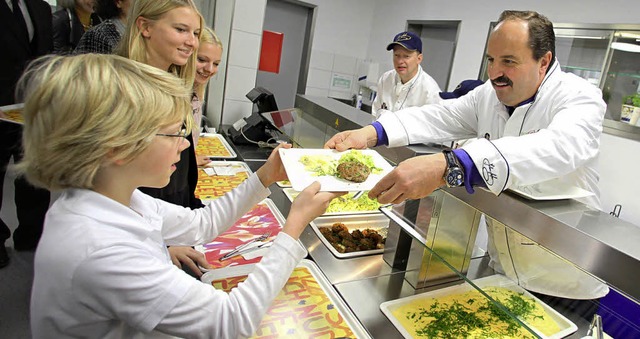 Leo hat sein Mittagessen am Freitag vo...znach seine erste Schulmensa erffnet.  | Foto: dpa