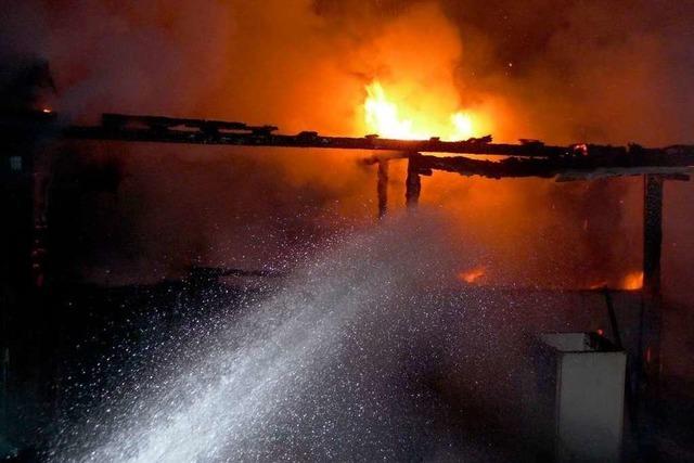 Brand zerstrt Gartenhtte in Lehen