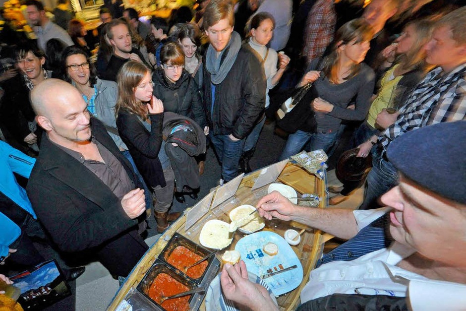 „Jambalaya, Chakalaka“ ruft einem dieser Herr mit Schiebermütze entgegen. Was sich anhört wie eine indianische Geisterbeschwörung, ist eigentlich ein Paar von Gewürzpasten mit Salz von der Île de Ré. Die Schöne und das Biest nennt er sie auch, denn während die eine mit milder Paprika lockt, steckt in der anderen feuriges Chili.(Stand 3.1.20) (Foto: Michael Bamberger) „Jambalaya, Chakalaka“ ruft einem dieser Herr mit Schiebermütze entgegen. Was sich anhört wie eine indianische Geisterbeschwörung, ist eigentlich ein Paar von Gewürzpasten mit Salz von der Île de Ré. Die Schöne und das Biest nennt er sie auch, denn während die eine mit milder Paprika lockt, steckt in der anderen feuriges Chili.(Stand 3.1.20) (Foto: Michael Bamberger)