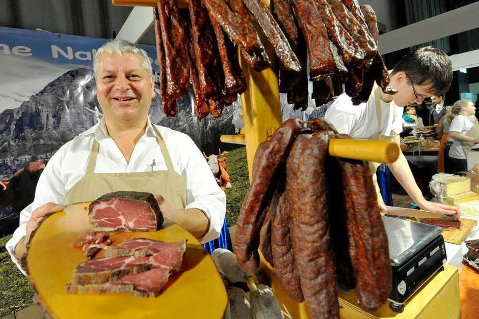 Mit „kussechtem Knoblauchspeck“, wirbt die Käsealm an Stand 3.4.12. Kussecht? „Der Knoblauch ist so dezent, dass Ihr gegenüber nicht gleich die Flucht ergreift, wenn Sie den gegessen haben“, erklärt Lorenz Keil. (Foto: Michael Bamberger) Mit „kussechtem Knoblauchspeck“, wirbt die Käsealm an Stand 3.4.12. Kussecht? „Der Knoblauch ist so dezent, dass Ihr gegenüber nicht gleich die Flucht ergreift, wenn Sie den gegessen haben“, erklärt Lorenz Keil. (Foto: Michael Bamberger)