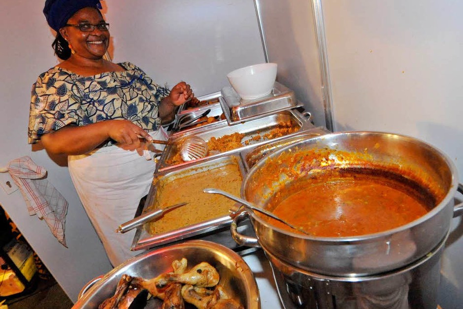 Hier kocht die Mama: Beim Familienunternehmen Ngnoubamdjum kann man sich mit original afrikanischen Speisen verwöhnen lassen. Einen Mixteller vegetarisch oder mit Fleisch gibt es schon für 7,50 Euro, dazu wird live getrommelt. (Stand 1.1.15) (Foto: Michael Bamberger) Hier kocht die Mama: Beim Familienunternehmen Ngnoubamdjum kann man sich mit original afrikanischen Speisen verwöhnen lassen. Einen Mixteller vegetarisch oder mit Fleisch gibt es schon für 7,50 Euro, dazu wird live getrommelt. (Stand 1.1.15) (Foto: Michael Bamberger)