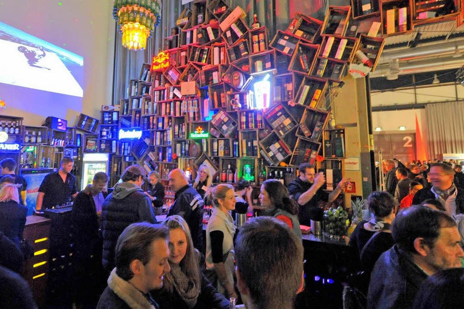 Ein bisschen schummrig wird die Atmosphäre im Südstar-Sträßle in Halle zwei. Ob an dieser Hemingway-inspirierten ... (Foto: Michael Bamberger) Ein bisschen schummrig wird die Atmosphäre im Südstar-Sträßle in Halle zwei. Ob an dieser Hemingway-inspirierten ... (Foto: Michael Bamberger)