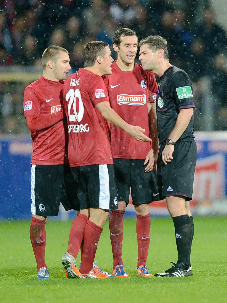 Freiburgs Spieler diskutieren nach Abpfiff mit Schiedsrichter Perl. Sie hatten Elfmeter gefordert.
