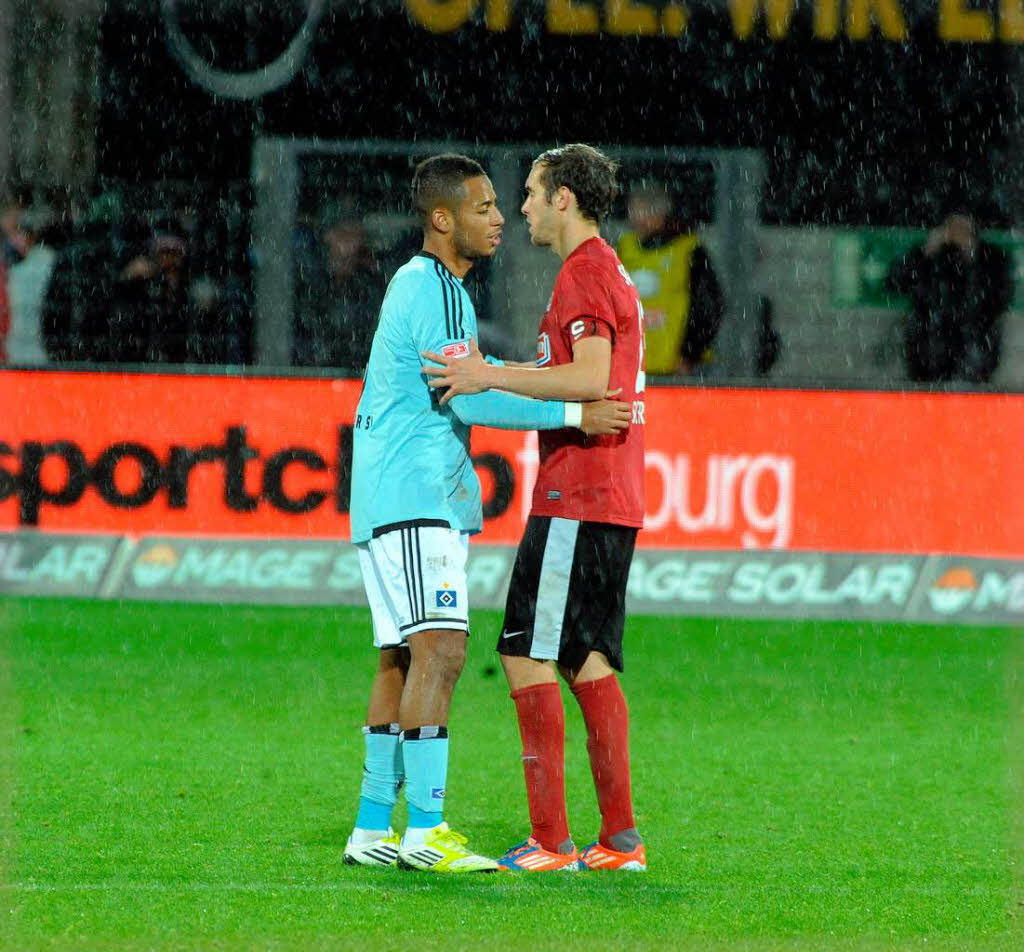 Der Ex-Freiburger Dennis Aogo und Julian Schuster stehen  in diesem Spiel als Gegner auf dem Platz.