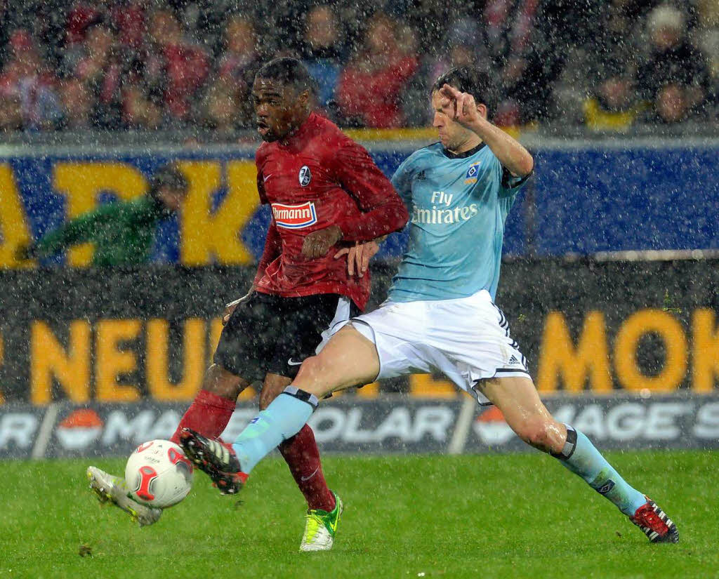 Im heftigen Regen kmpfen Cedrick Makiadi und Milan Badelj um den Ball.