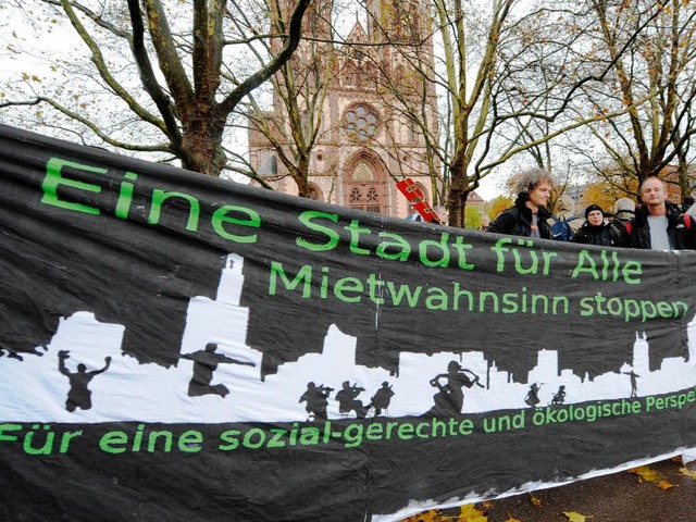 Die Demonstranten gingen in Freiburg g...n anderen Stdten gab es solche Demos.  | Foto: dpa