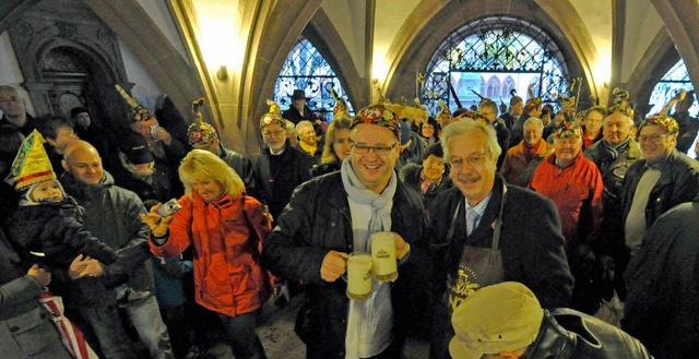 Zunftvogt Alexander Schpe und Erster ...Neideck stoen auf die Fasnet 2013 an.  | Foto: Michael Bamberger