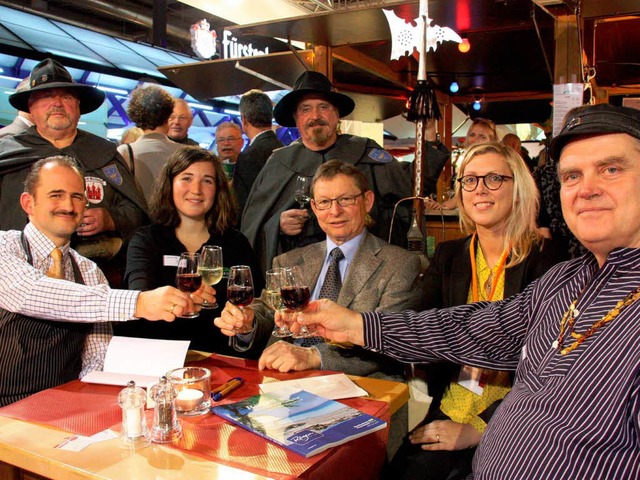 Im Schutz der Burkheimer Nachwchter w...;  auf die Plaza Culinaria angestoen.  | Foto: Christine Aniol