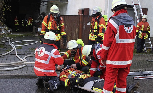 Das Rote Kreuz und Feuerwehrleute mssen bei einem Brand Hand in Hand arbeiten.   | Foto: Adelbert Mutz