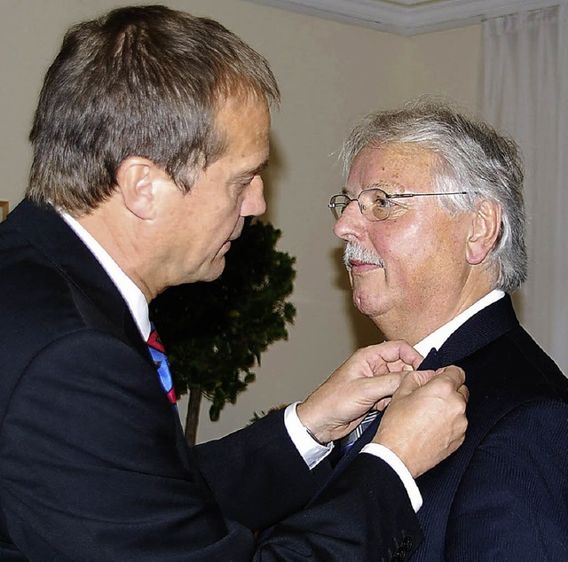 Oberbrgermeister Klaus Eberhardt zeic... der Verdienstmedaille der Stadt aus.   | Foto: Ralf Staub