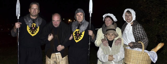 Mitglieder der Festspielgemeinschaft s...schehen um Sankt Martin szenisch dar.   | Foto: frank kreutner