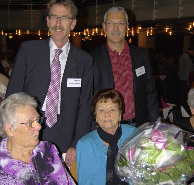 Die lteste  Teilnehmerin Maria Wlasse...iebsratsvorsitzender  Anton Brandner.   | Foto: Danielle Hirschberger