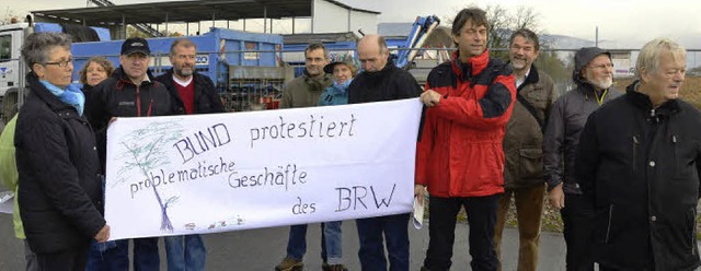 Mit einem selbstbeschrifteten Banner z...er, was sie von der Firma BRW halten.   | Foto: Martina Proprenter