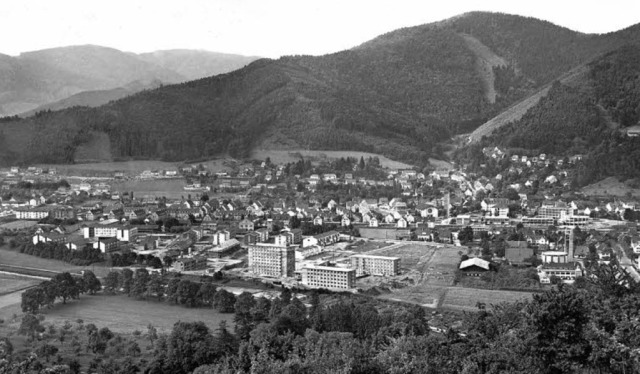 Entlang der Dreisam fielen 1962 besond... Hintergrund die St. Barbara-Kirche.    | Foto: Archiv Jutta Gleiwitzky