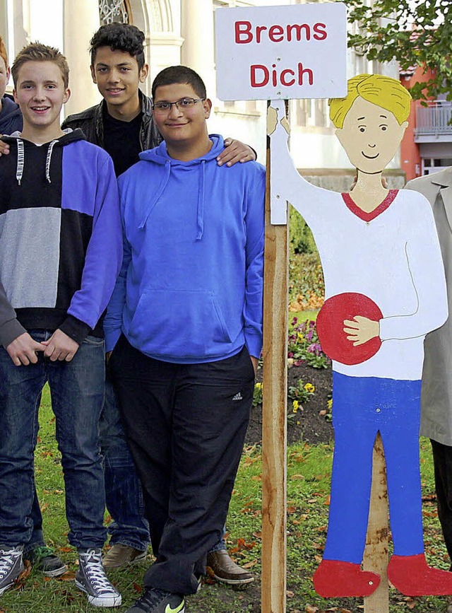 Mit Ball und Schild: Sogenannte Holzkinder sollen Aufmerksamkeit erregen.   | Foto: Horst David