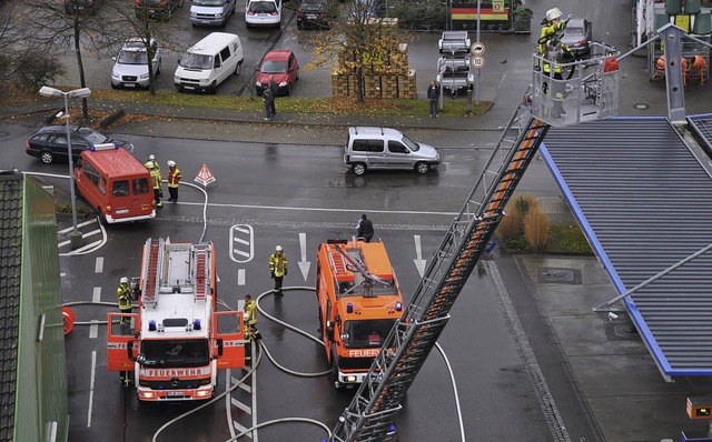 Mit Hilfe der Drehleiter erreichen die Feuerwehrleute das Hallendach.  | Foto: Julius Wilhelm Steckmeister