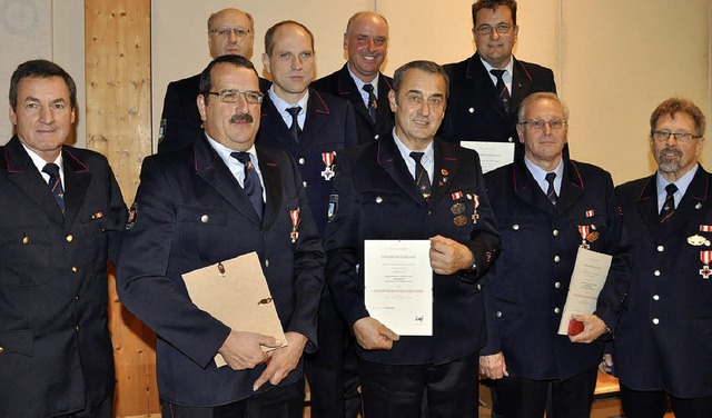 Klaus Felber ehrte bei der Hauptversam...ernhard Portele (rechts) gratulierte.   | Foto: Kirsten Lux