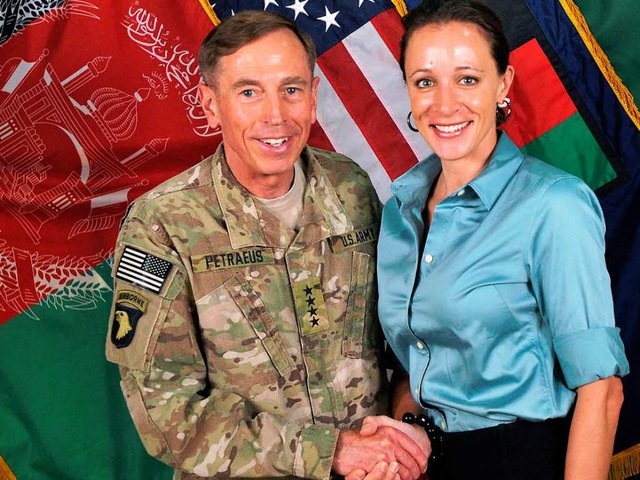 Der General und die Frau, um die es geht: Paula Broadwell  | Foto: AFP/DPA