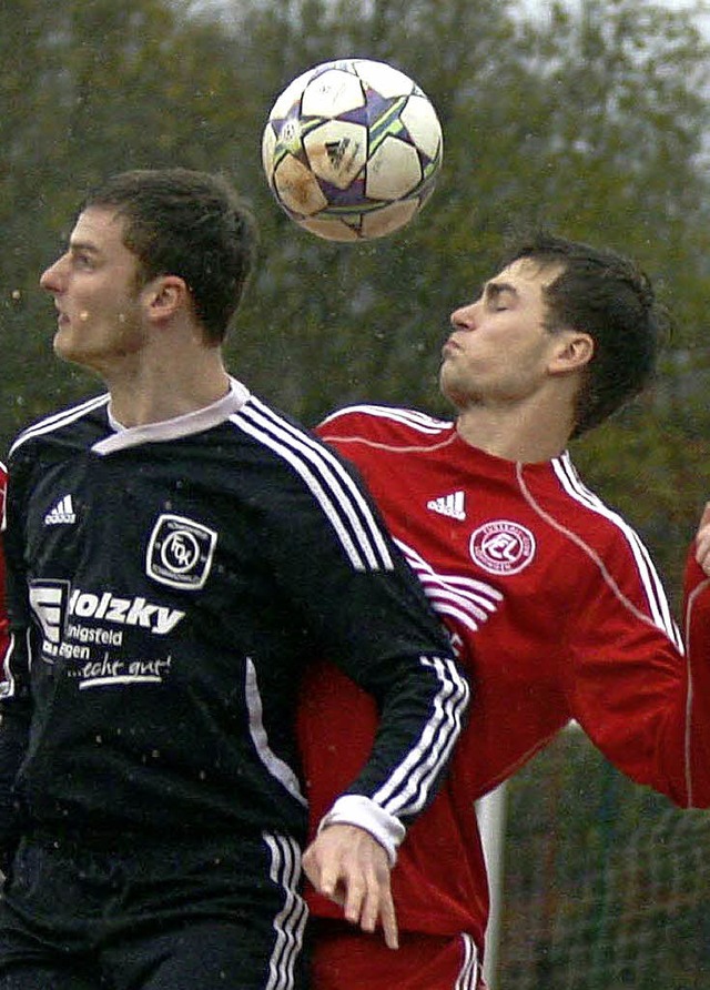 Kopf an Kopf: Tobias Maier (links) vom...feld und der Lffinger Fabian Memer.   | Foto: dieter Reinhardt