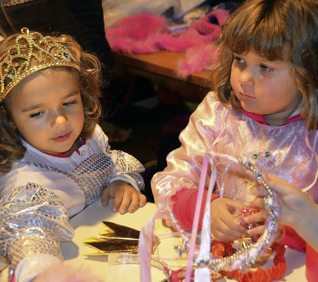 Da werden kleine Prinzessinnen gemacht...Mitmachtheater von Rosemarie Grttli.   | Foto: Stefan Sahli
