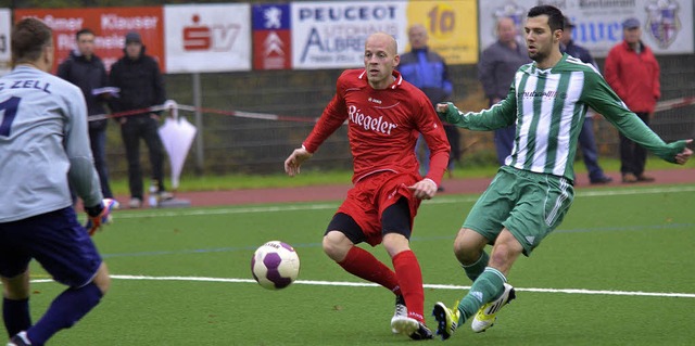 Mit vereinten Krften bereinigen die Z...enden Emmendinger Daniel Strittmatter.  | Foto: matthias kaufhold