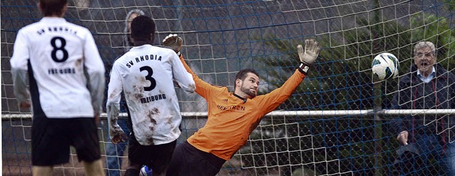 VfR-Keeper Baumann  ist beim 3:3 macht...ob Stiefel (8) und Mohamed Keita (3).   | Foto: Seeger