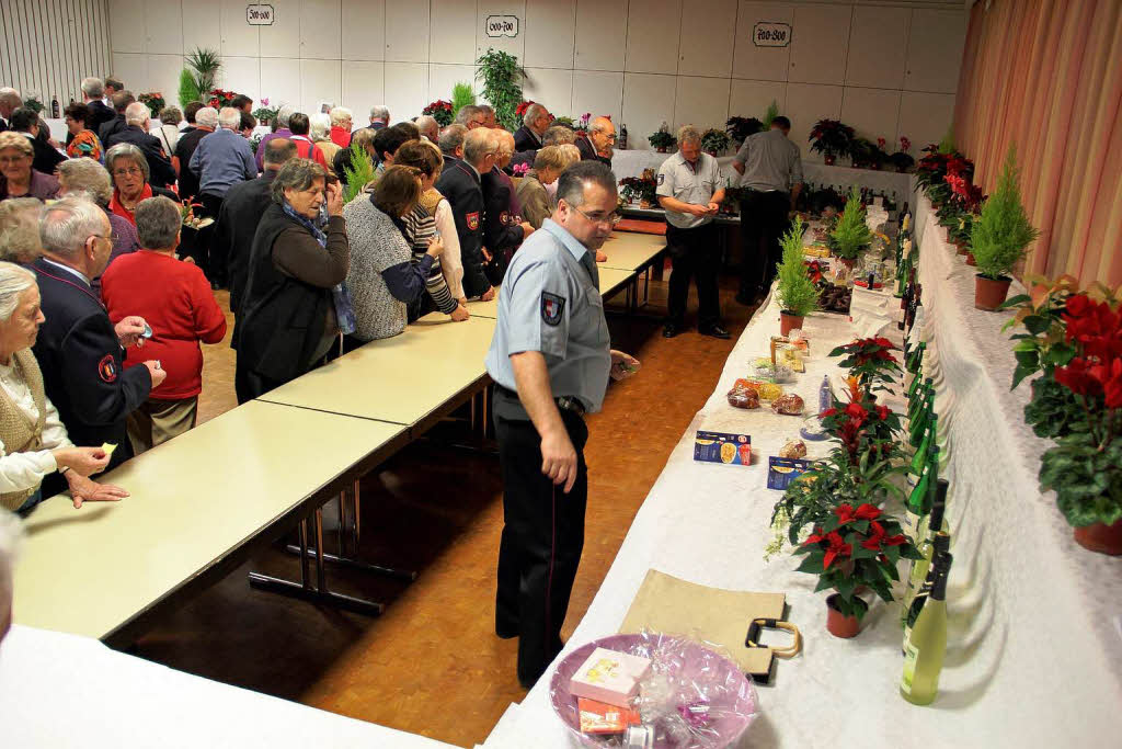 Andrang bei der Gewinnausgabe der Tombola im Heimatsaal Andrang bei der Gewinnausgabe der Tombola im Heimatsaal
