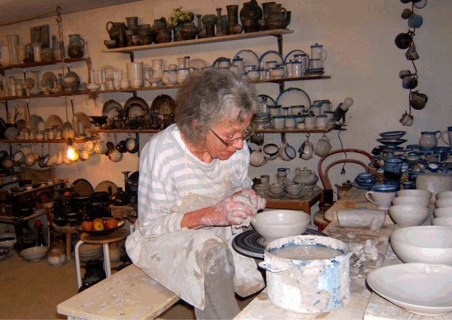 Noch bis Jahresende wird von Ameli Jen... Denzlinger Keramikatelier getpfert.   | Foto: Carola Horstmann