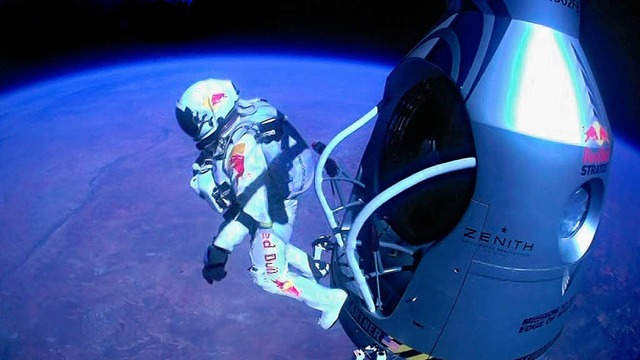 Felix Baumgartner springt aus der Kapsel &#8211; in 39 Kilometern Hhe.  | Foto: AFP
