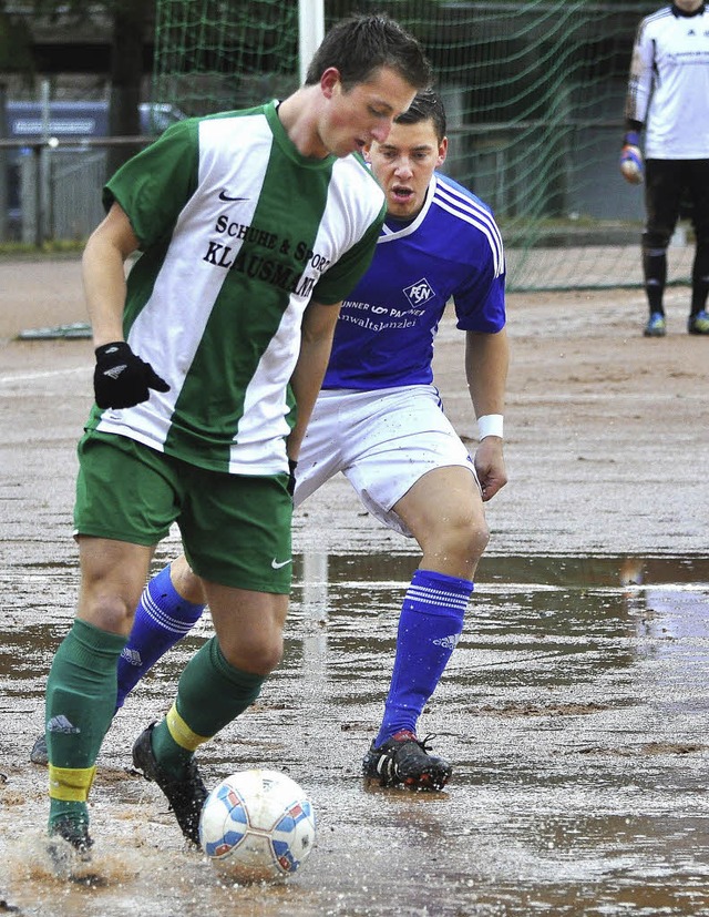 Kannst du bers Wasser gehen, komm, da... Ball gegen den Neustdter  Ketterer.   | Foto: Bernd Seger