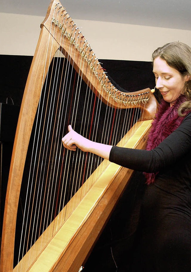 Nadja Birkenstock mit ihrer keltischen Harfe.   | Foto: Marion Pfordt