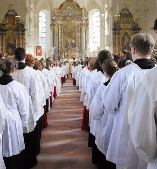 Ministranten beim Einzug in die Peterskirche.   | Foto: Monika Hauser
