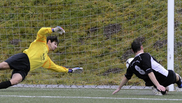 Die Flugrichtung stimmt, doch der Ball... der nach neun Minuten zum 0:1 trifft.  | Foto: patrick seeger