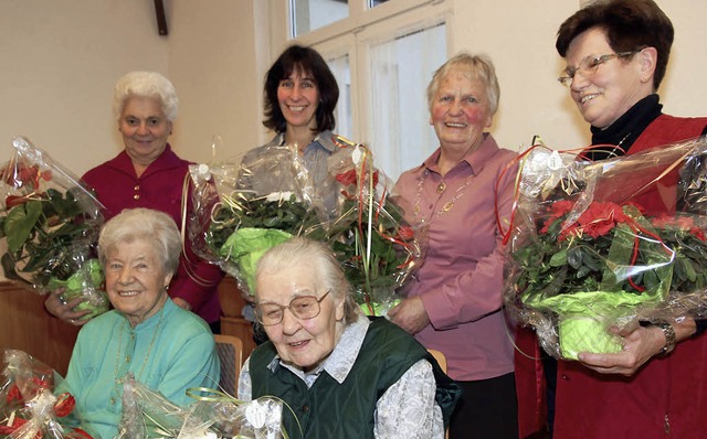 Seit  50 und 25 Jahren  der katholisch...rika Ketterer und Maria Winterhalder.   | Foto: Eva Korinth