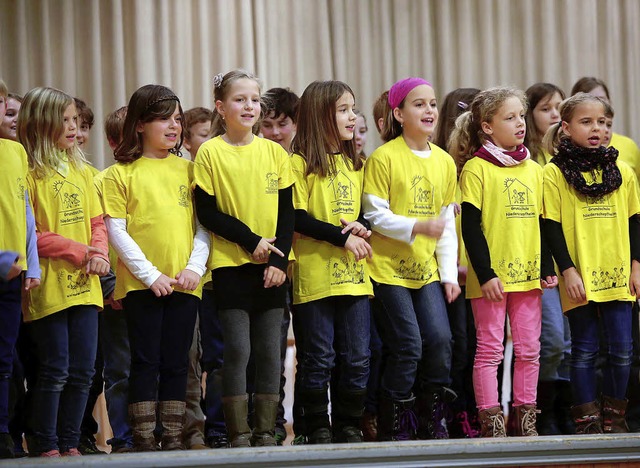 Lebhaft sang der Grundschulchor das &#8222;Niederschopfheimlied&#8220;.    | Foto: christoph breithaupt