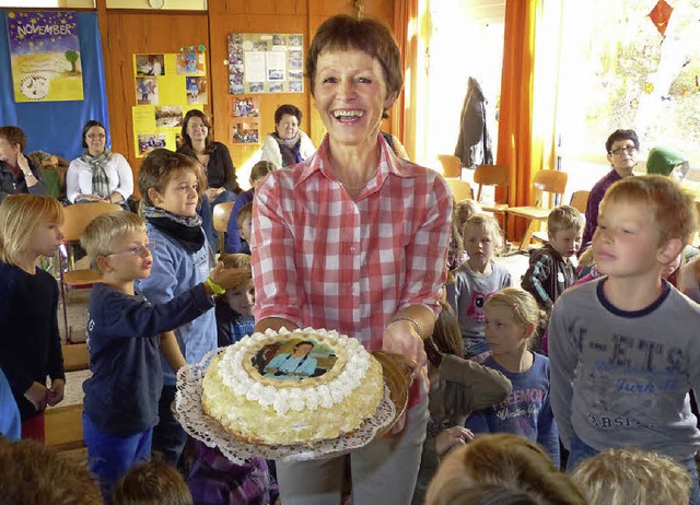 Ein Jubelkuchen mit dem eigenen Konter... wurde zum Dienstjubilum beschenkt.   | Foto: frank leonhardt