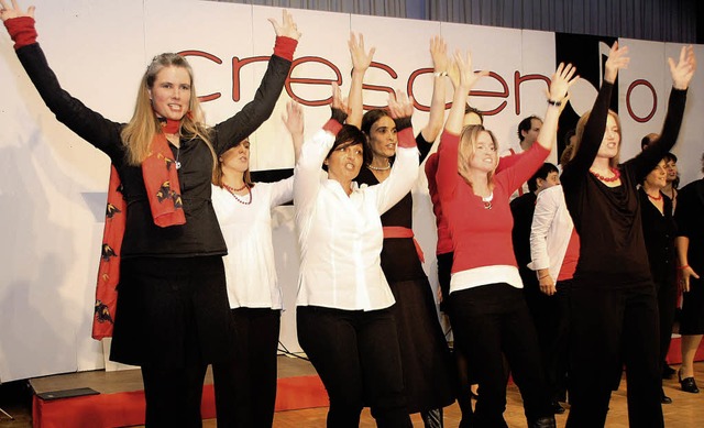 Der Chor Crescendo beim Song &#8222;Go...tion&#8220; bei seinem Jahreskonzert.   | Foto: Silvia Faller
