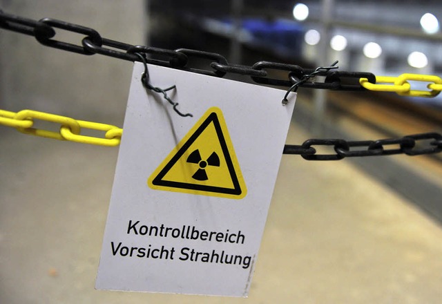 Ein Schild warnt vor Strahlung im atom...hradioaktiven Abfllen gelagert sind.   | Foto: DPA