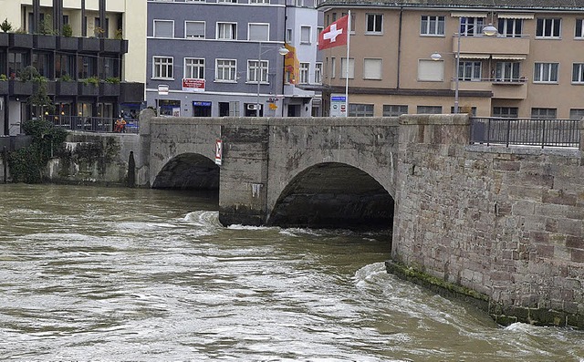 Volle Kraft stromab: Am Montag flossen...r Wasser unter der Rheinbrcke durch.   | Foto: Ingrid Bhm-Jacob