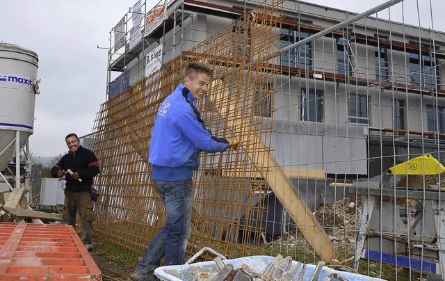 Es geht voran mit dem neuen Jugendhaus. Die Handwerker sind voll im Einsatz.   | Foto: Nadine Schuble