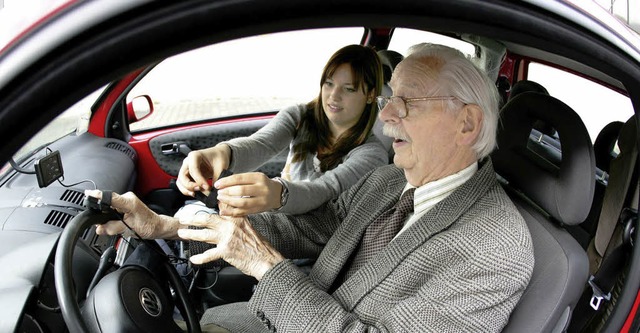 Im vertrauten Umfeld fahren Senioren recht sicher.   | Foto: DPA