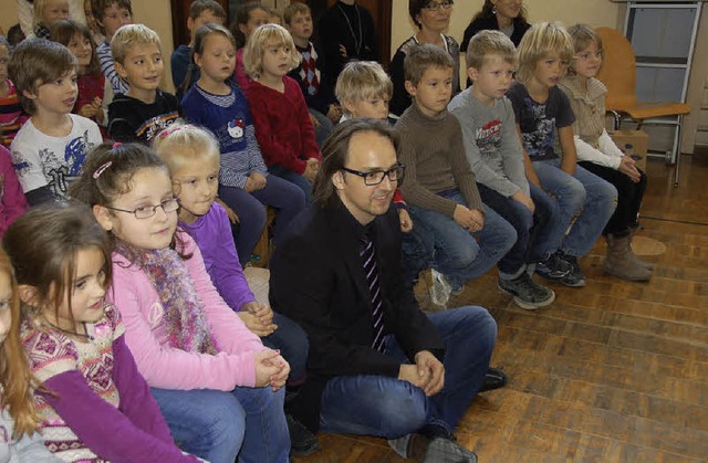 Nicht auf dem Stuhl sollte er sitzen, ...der wollten ihn in ihrer Mitte haben.   | Foto: Elfriede Mosmann