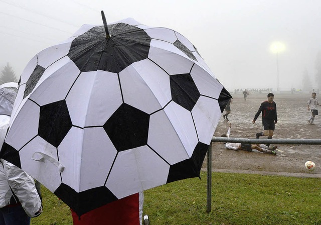 Fuball bei nahezu trostlosen Bedingun...ia Freiburg und dem VfR Hausen (3:3).   | Foto: Patrick Seeger