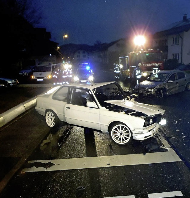 In Niederwinden kollidierten am frhen Sonntagmorgen zwei Autos.  | Foto: feuerwehr/guido schultis