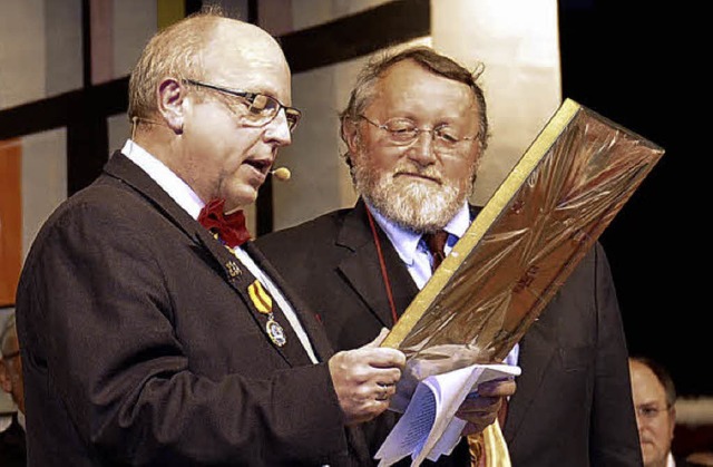 Hans Greiner (rechts), erster Hrus de...uthe mit dem Schrtteli-Orden geehrt.   | Foto: Hartenstein