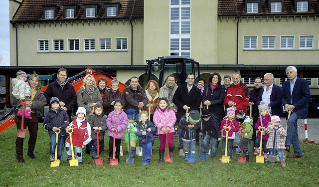 Mit vereinten Krften fr die Kinderkr...ffen  am Montagnachmittag zum Spaten.   | Foto: Stefan Sahli