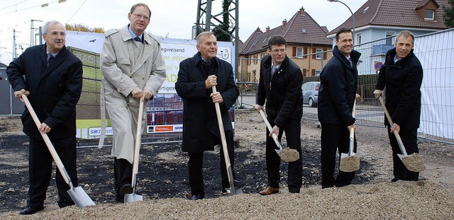 Schaufeln frs Radhaus: Eugen Bross vo...t der Bahn abstimmte beim Spatenstich.  | Foto: Siefke