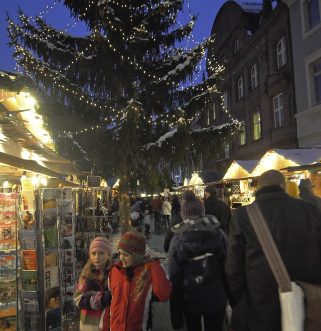 Auf dem Alten Marktplatz gruppieren si...e Htten um den groen Weihnachtsbaum.  | Foto: Barbara Ruda